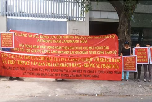 Băng rôn, bảng chữ của khách hàng mua chung cư Petro Vietnam Landmark giăng đầy trước trụ sở của Công ty PVC Land trưa 16/10. Ảnh: Vũ Lê. Băng rôn, bảng chữ của khách hàng mua chung cư Petro Vietnam Landmark giăng đầy trước trụ sở của Công ty PVC Land trưa 16/10. Ảnh: Vũ Lê.
