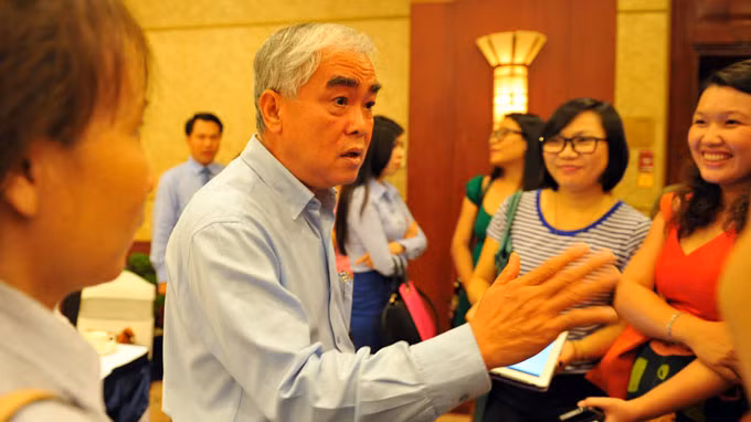 Ông Lê Hùng Dũng, chủ tịch HĐQT Eximbank, trao đổi với báo giới tối 14-11 xung quanh thông tin về cắt giảm nhân sự, tình hình kinh doanh ngân hàng - Ảnh: T.Đạm