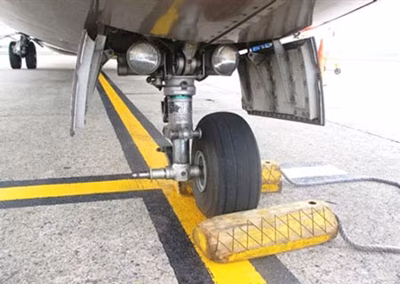 Một trong 2 chiếc lốp càng trước của máy bay ATR 72 bị rơi.