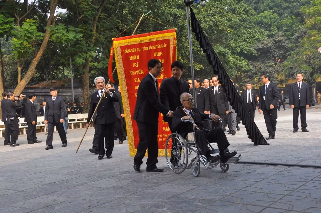 Gia đình Giáo sư Anh hùng lao động Vũ Khiêu.