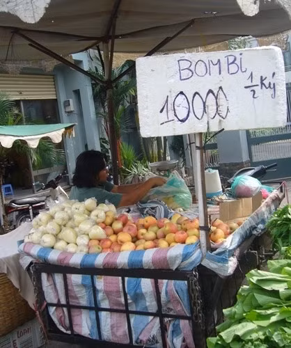 Táo đỏ xuất hiện trên phố với tên "Bom bi" . Táo đỏ xuất hiện trên phố với tên "Bom bi" .