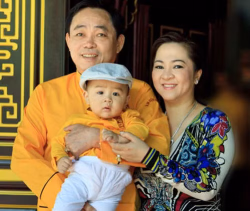 Gia đình hiện tại của đại gia Huỳnh Uy Dũng. Gia đình hiện tại của đại gia Huỳnh Uy Dũng.