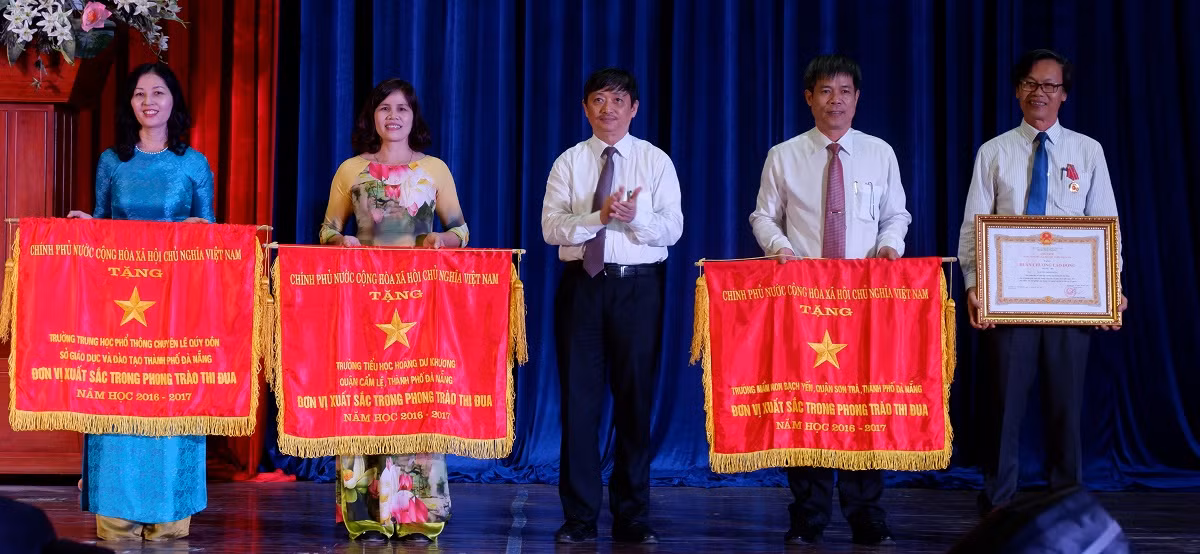 Đà Nẵng vinh danh các thầy, cô giáo có nhiều thành tích trong công tác giảng dạy. Ảnh: AN