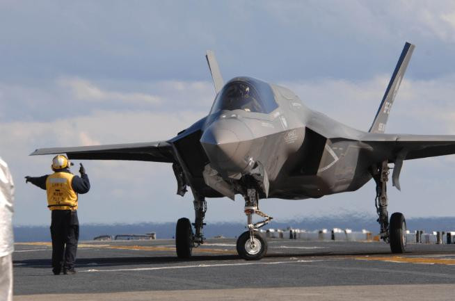 Máy bay chiến đấu tàng hình F-35B Mỹ được thử nghiệm trên tàu tấn công đổ bộ Máy bay chiến đấu tàng hình F-35B Mỹ được thử nghiệm trên tàu tấn công đổ bộ