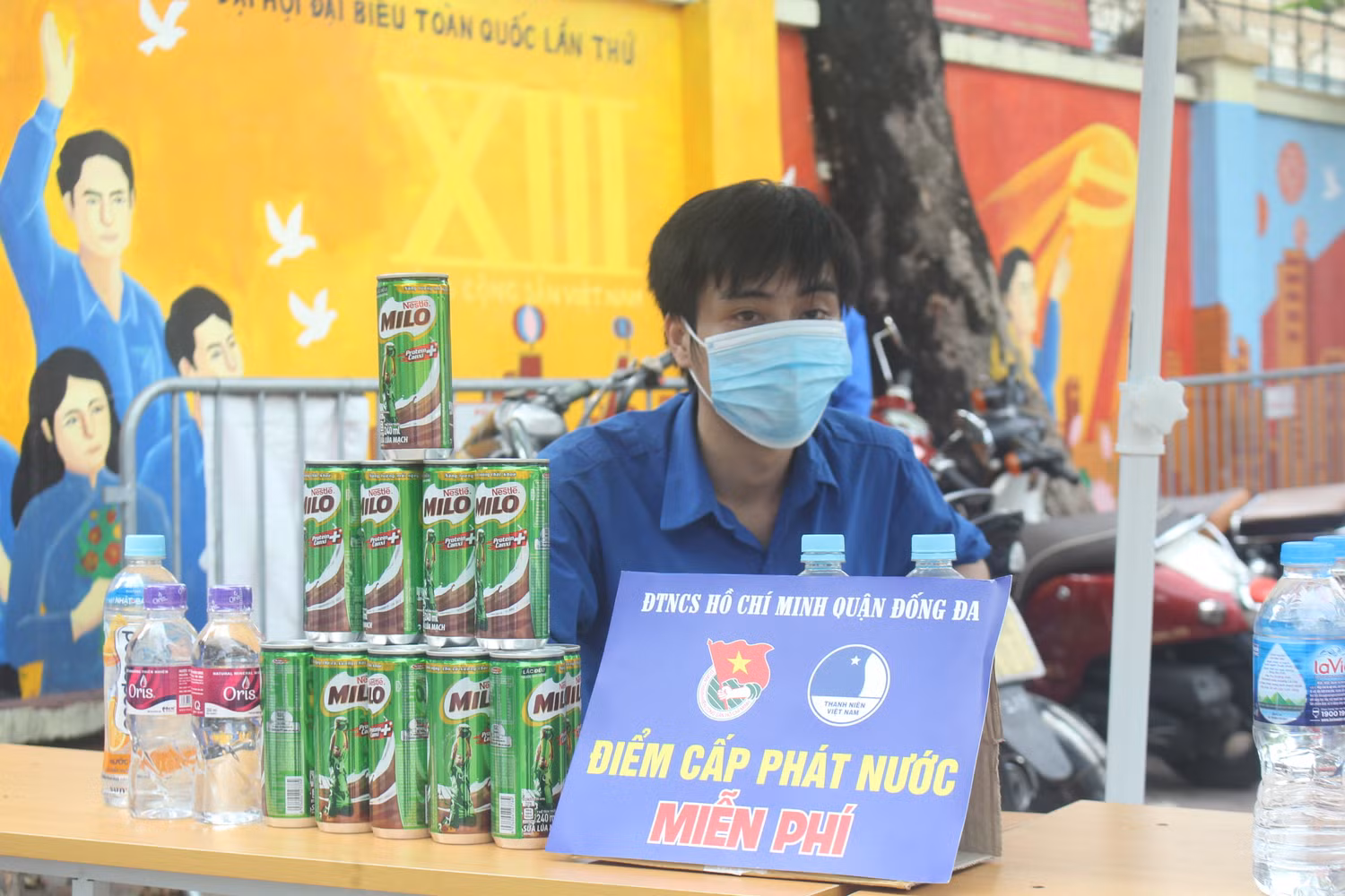 Điểm cấp phát nước miễn phí, hoạt động do kinh phí của Đoàn Thanh niên Quận tài trợ (Ảnh: Khánh Vy) Điểm cấp phát nước miễn phí, hoạt động do kinh phí của Đoàn Thanh niên Quận tài trợ (Ảnh: Khánh Vy)