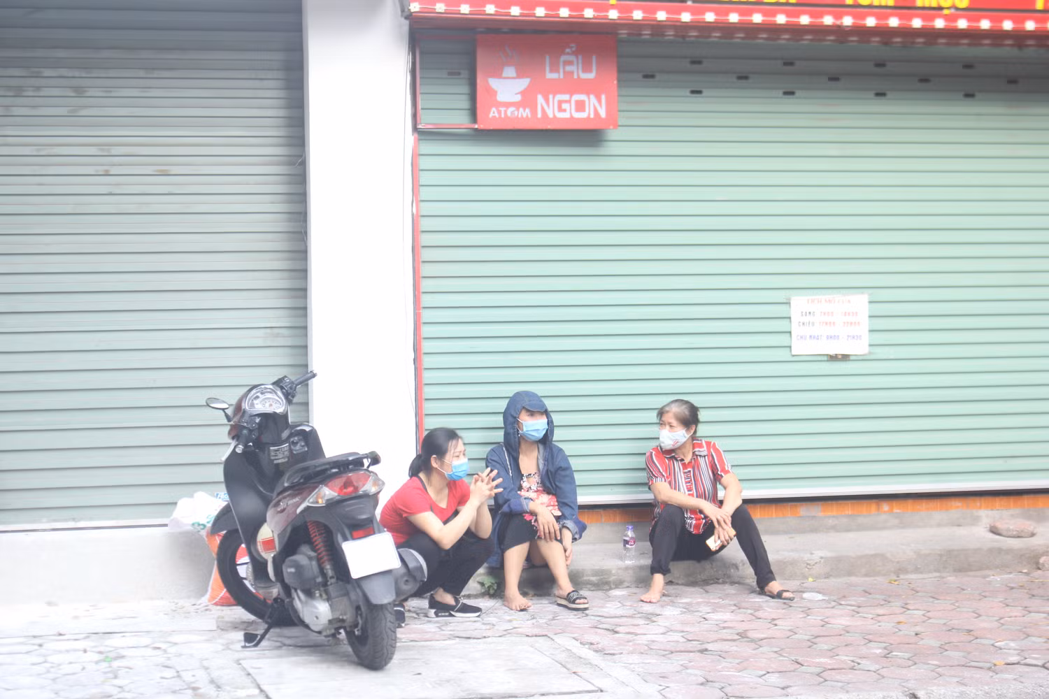 Nhiều phụ huynh ở xa đưa con đi thi (Ảnh:V.N)