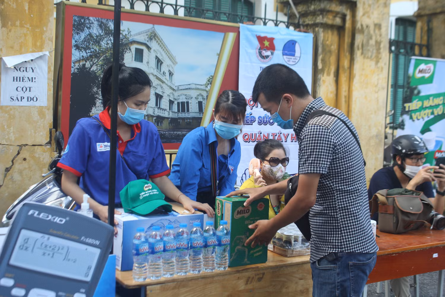 Nước miễn phí sẵn sàng phục vụ sĩ tử và người thân (Ảnh:V.N) Nước miễn phí sẵn sàng phục vụ sĩ tử và người thân (Ảnh:V.N)