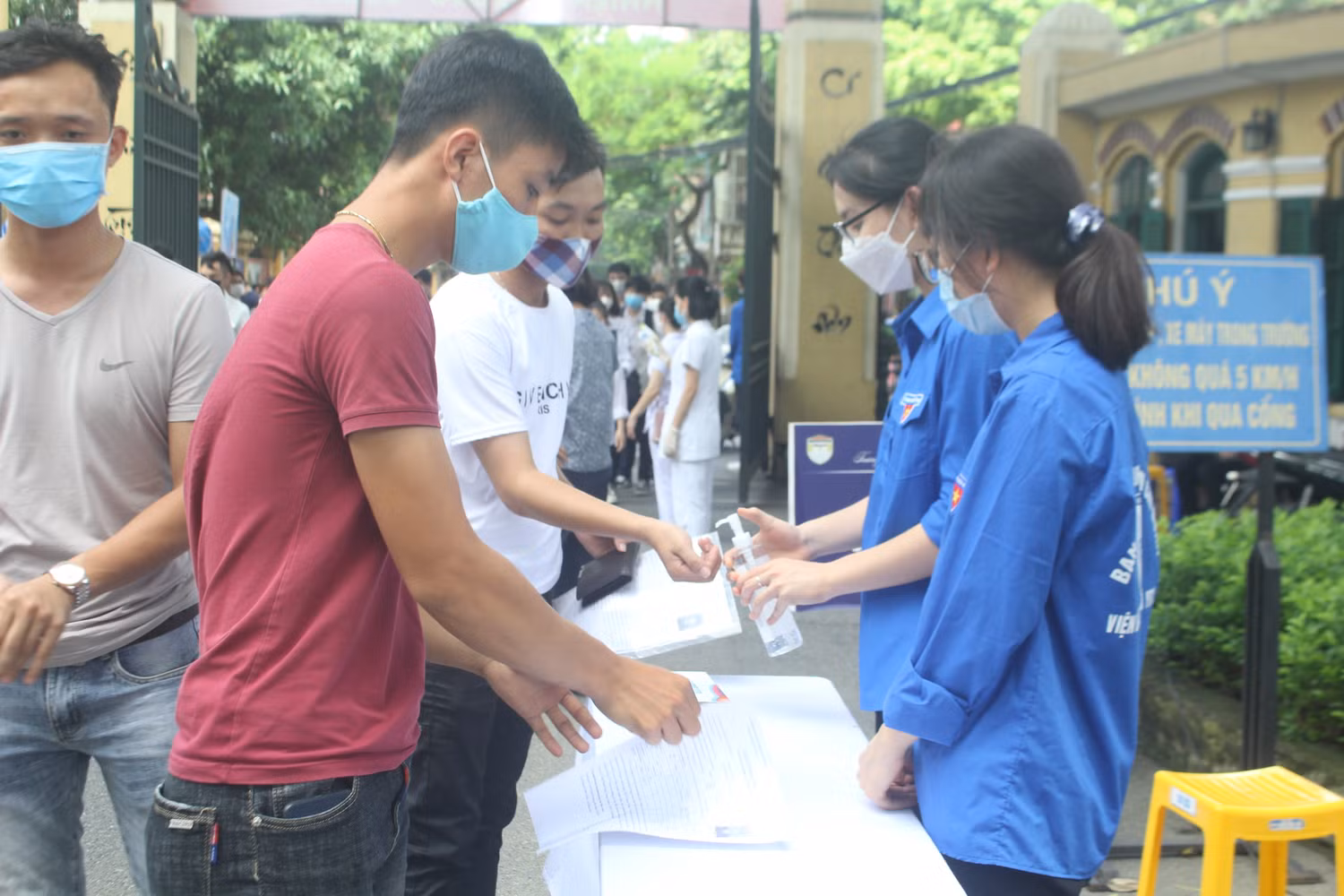 Thí sinh được sát khuẩn tay trước khi vào phòng thi (Ảnh:V.N) Thí sinh được sát khuẩn tay trước khi vào phòng thi (Ảnh:V.N)