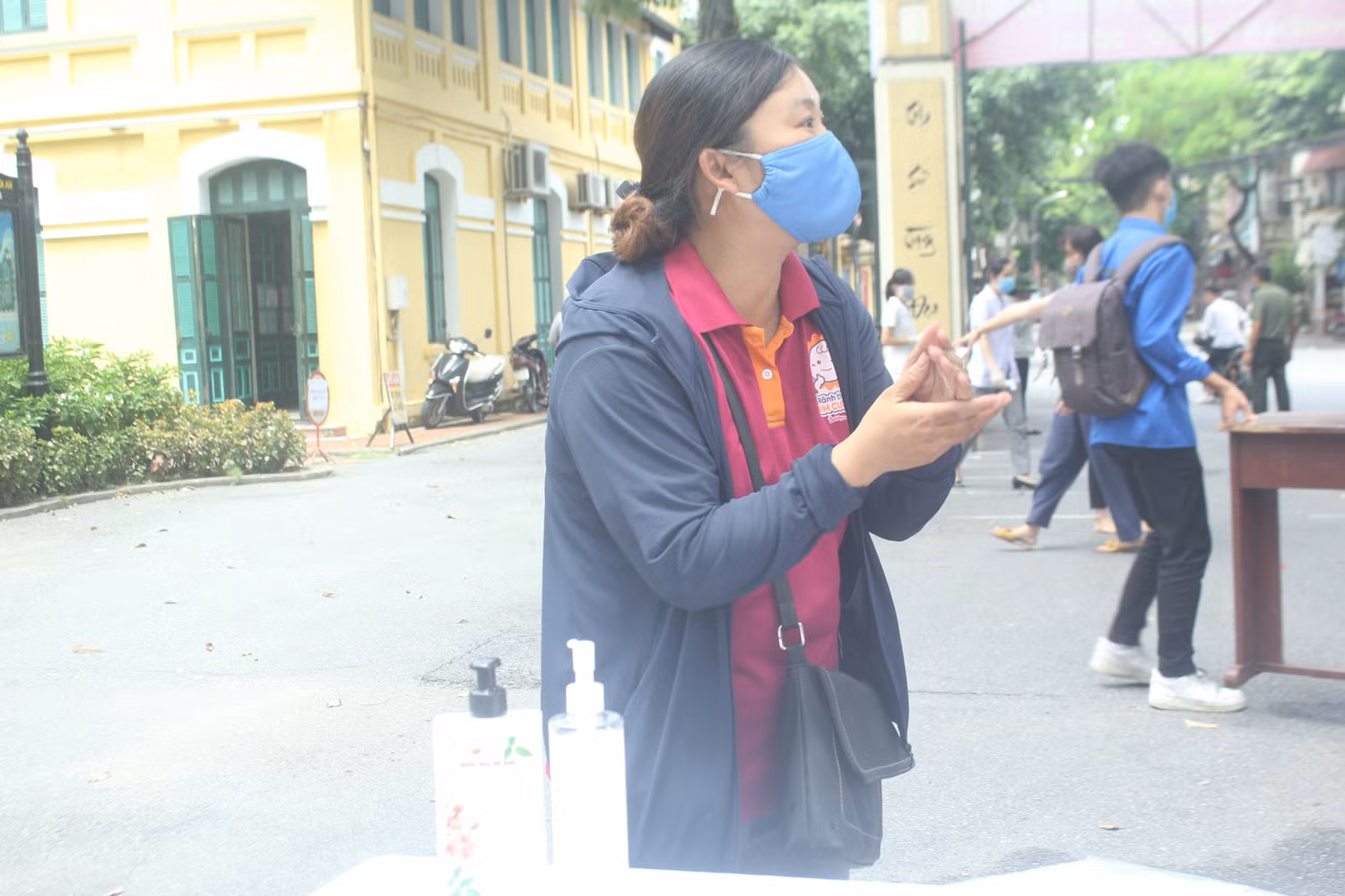 Phụ huynh được hướng dẫn sử dụng nước sát khuẩn (Ảnh:V.N) Phụ huynh được hướng dẫn sử dụng nước sát khuẩn (Ảnh:V.N)
