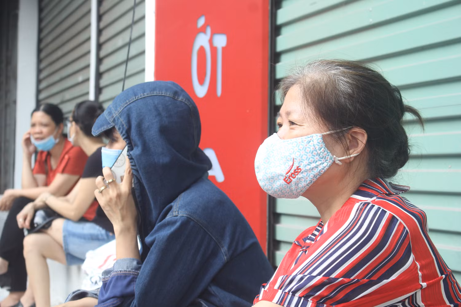 Nỗi lo âu trên gương mặt cha mẹ (Ảnh:V.N)
