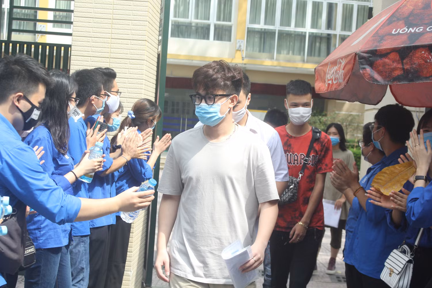 Tình nguyện viên phát nước miễn phí cho thí sinh (Ảnh: V.N) Tình nguyện viên phát nước miễn phí cho thí sinh (Ảnh: V.N)