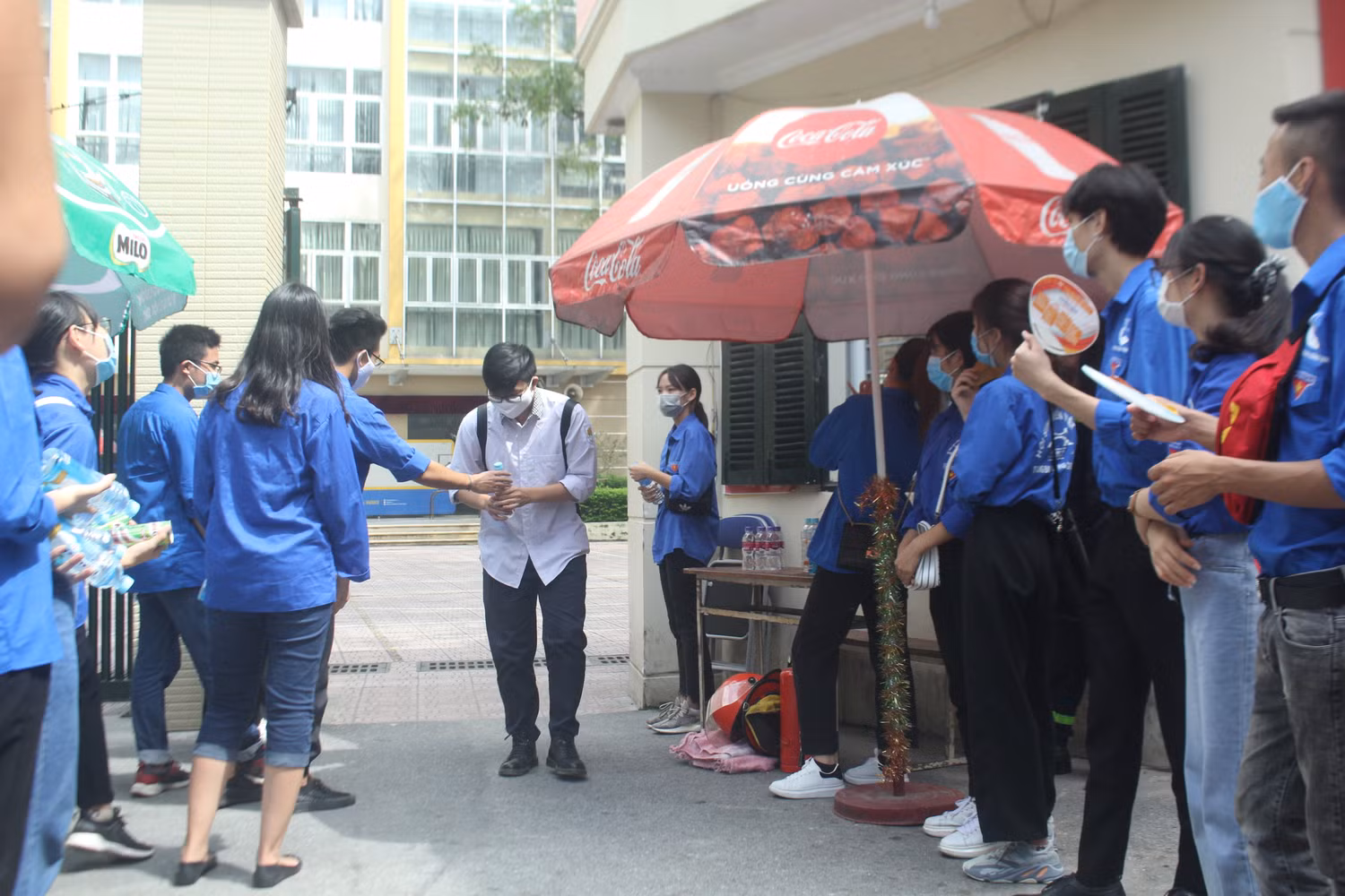 Thí sinh ra khỏi phòng thi được Tình nguyện viên phát nước miễn phí (Ảnh:V.N) Điểm cấp phát nước miễn phí, hoạt động do kinh phí của Đoàn Thanh niên Quận tài trợ (Ảnh: Khánh Vy) Thí sinh ra khỏi phòng thi được Tình nguyện viên phát nước miễn phí (Ảnh:V.N) Điểm cấp phát nước miễn phí, hoạt động do kinh phí của Đoàn Thanh niên Quận tài trợ (Ảnh: Khánh Vy)