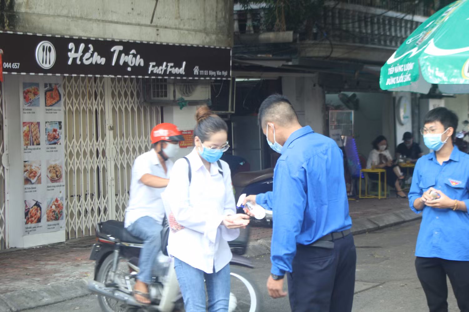 Thí sinh sát khuẩn trước khi vào phòng thi (Ảnh:V.N)