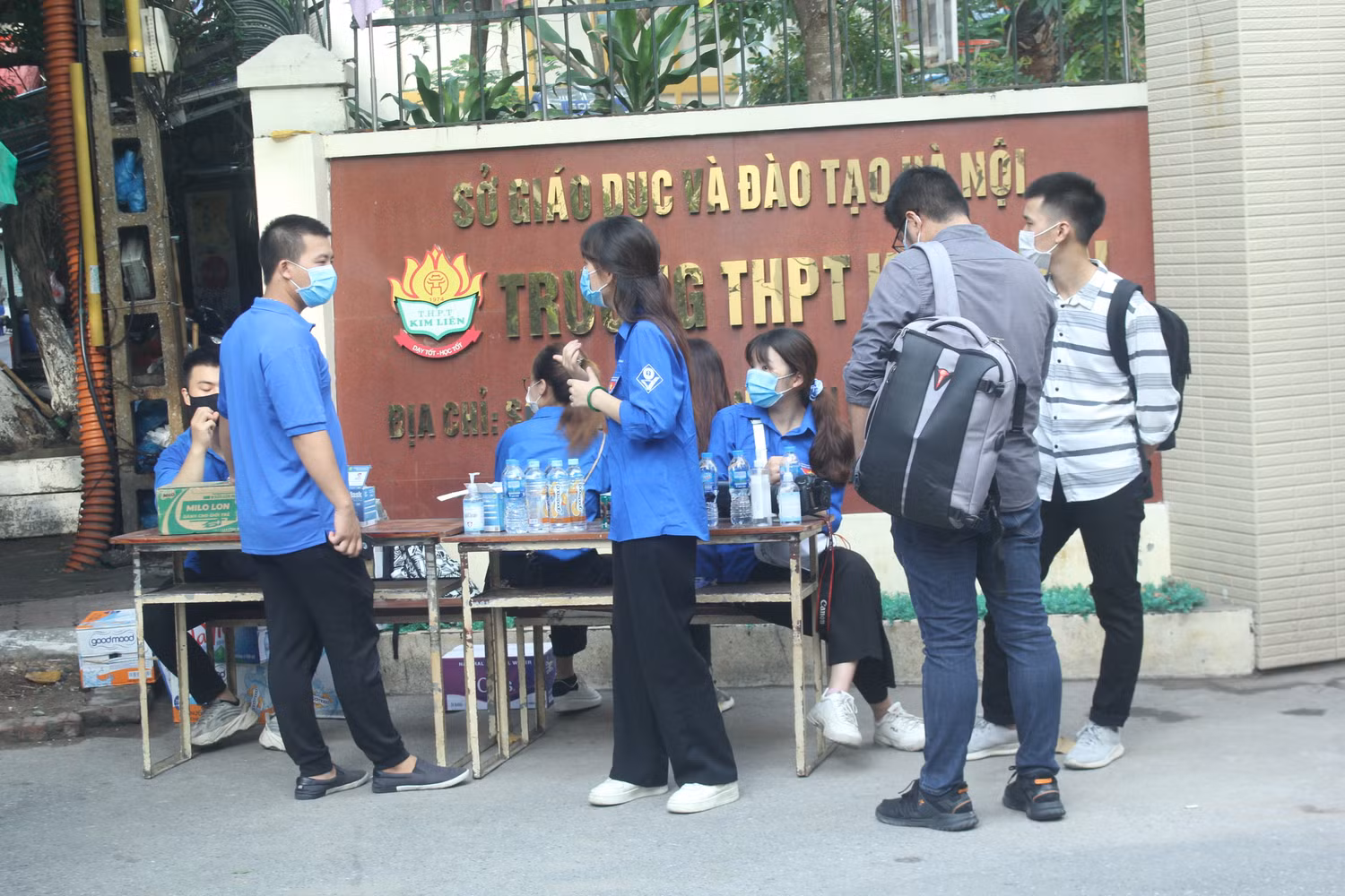 Tình nguyện viên tại điểm thi Đống Đa (Ảnh:V.N) Tình nguyện viên tại điểm thi Đống Đa (Ảnh:V.N)