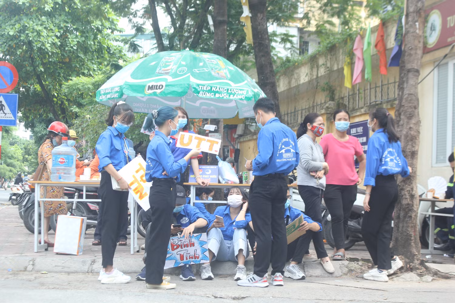 Sắc xanh tình nguyện trong nắng vàng ngày thi (Ảnh: Khánh Vy) Sắc xanh tình nguyện trong nắng vàng ngày thi (Ảnh: Khánh Vy)