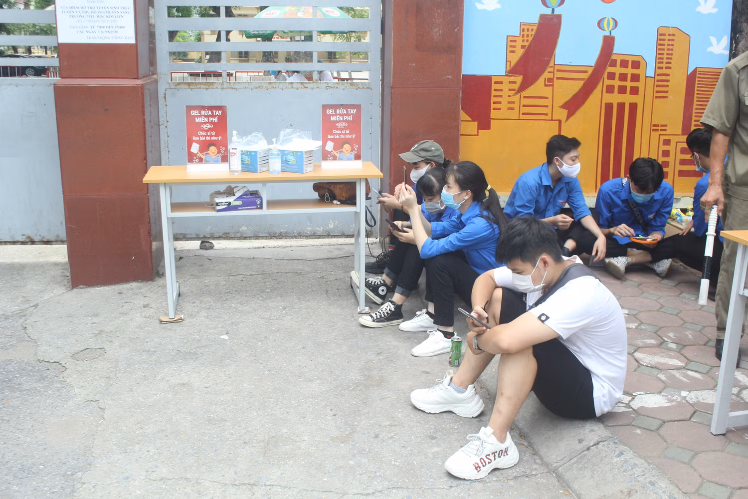 Kiên nhẫn chờ đợi hết ngày thi (Ảnh: V.N) Kiên nhẫn chờ đợi hết ngày thi (Ảnh: V.N)