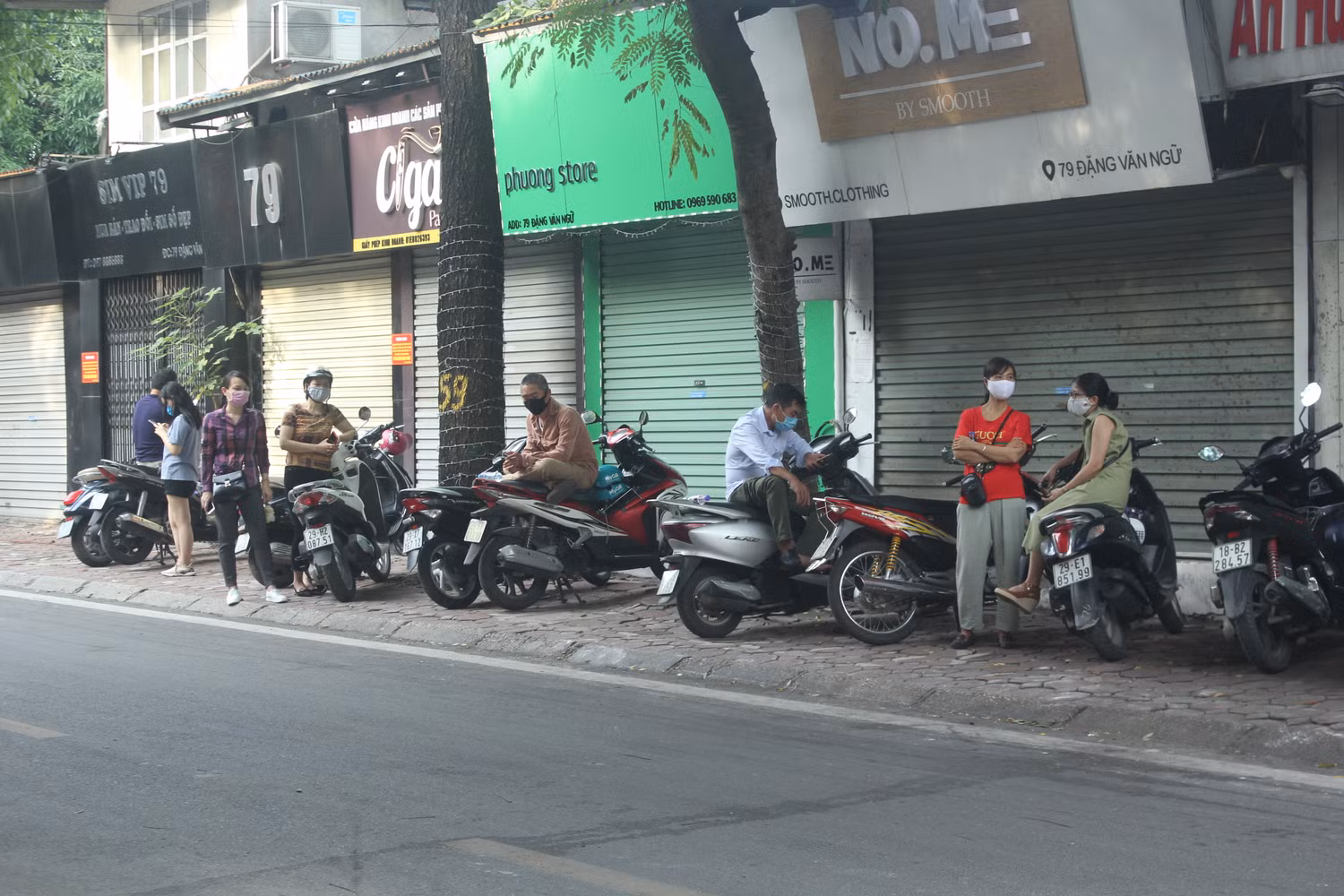 Phụ huynh có mặt từ sáng sớm đưa con đi thi (Ảnh:V.N)