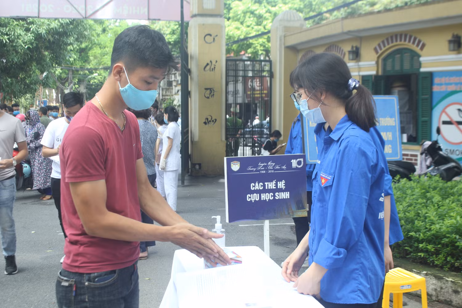 Thí sinh được dặn dò, động viên giữ an toàn tại điểm thi. (Ảnh:V.N) Thí sinh được dặn dò, động viên giữ an toàn tại điểm thi. (Ảnh:V.N)