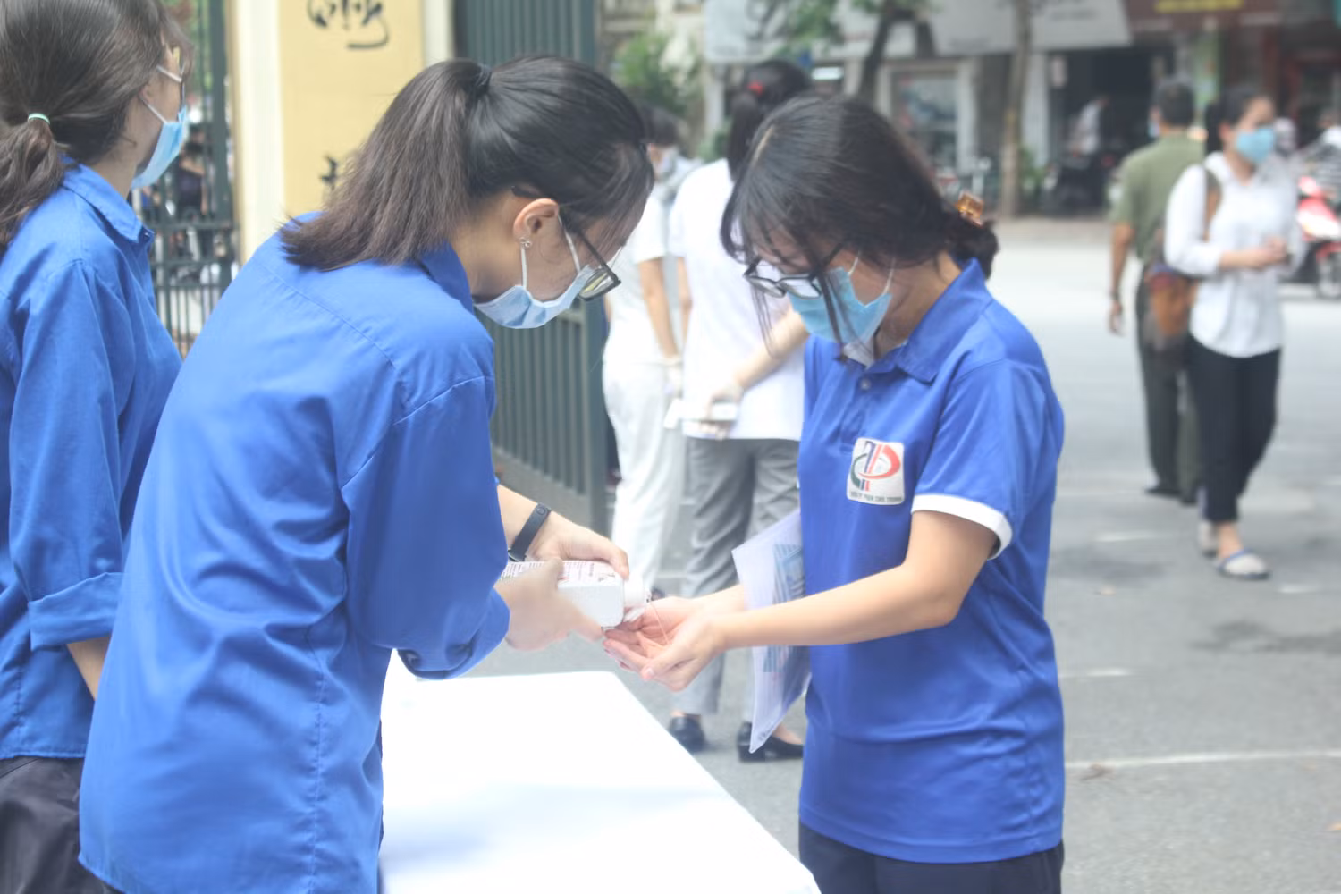 Bạn Lê Diệp Chi, học sinh trường Chu Văn An tham gia hỗ trợ thí sinh trong 3 ngày thi (Ảnh:V.N) Bạn Lê Diệp Chi, học sinh trường Chu Văn An tham gia hỗ trợ thí sinh trong 3 ngày thi (Ảnh:V.N)