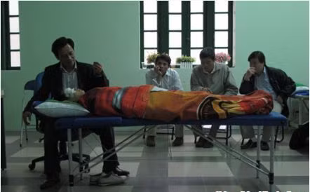 Th.S Nguyễn Mạnh Quân giảng bài cho học viên lớp thôi miên trị liệu