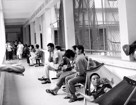 Hàng năm, Viện sức khỏe tâm thần tiếp nhận hàng chục ca tâm thần có nguyên nhân từ áp vong tìm mộ.