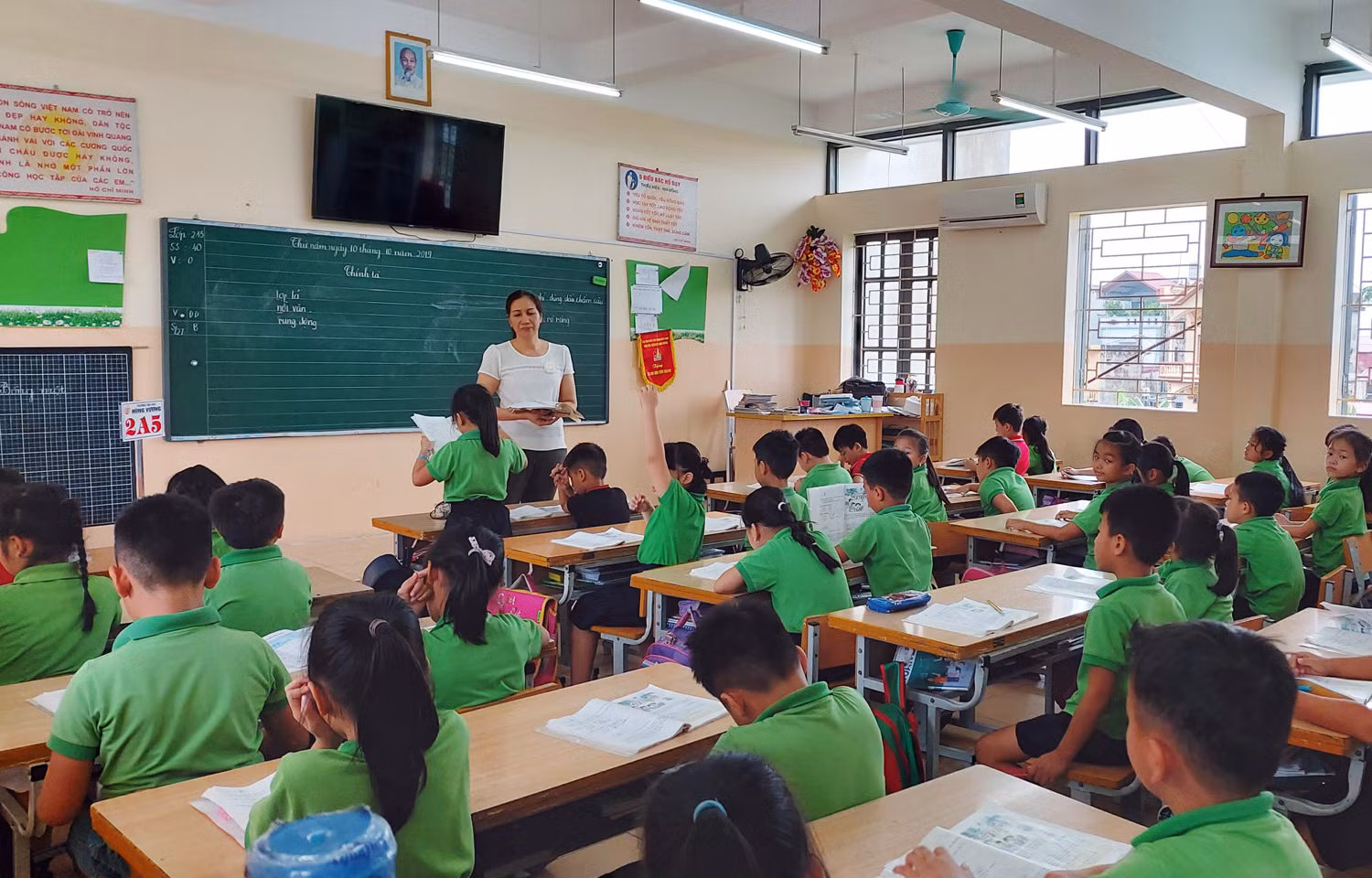 Lãnh đạo Ủy ban nhân dân quận Hồng Bàng đã chỉ rõ những bất cập của Trường tiểu học Hùng Vương khi triển khai một số khoản thu đầu năm học (Ảnh: Lã Tiến)