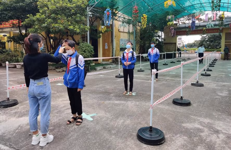 Học sinh Trường Trung học cơ sở Liên Hà (huyện Đan Phượng) được kiểm tra thân nhiệt trước khi vào lớp (ảnh: Hà Nội mới)