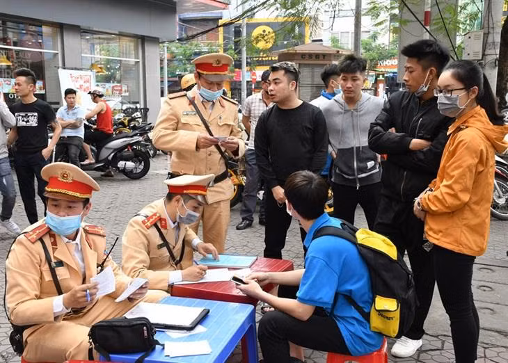 Lực lượng Cảnh sát giao thông, Công an thành phố Hải Phòng xử lý các trường hợp vi phạm về trật tự an toàn giao thông (Ảnh minh họa, nguồn: Báo Biên phòng) Lực lượng Cảnh sát giao thông, Công an thành phố Hải Phòng xử lý các trường hợp vi phạm về trật tự an toàn giao thông (Ảnh minh họa, nguồn: Báo Biên phòng)