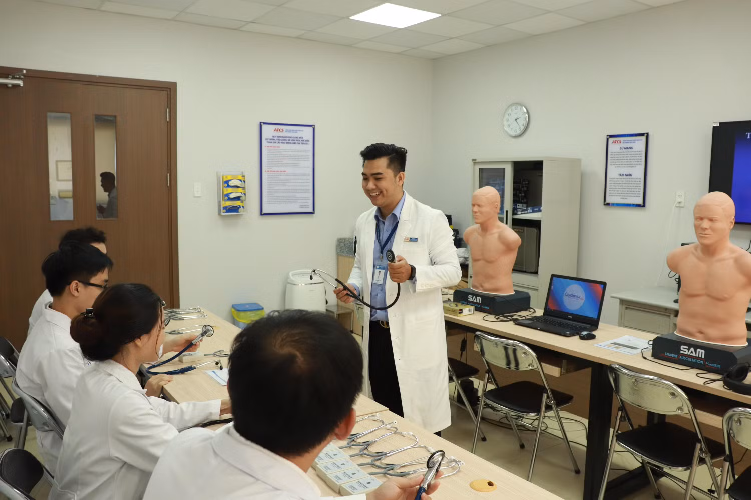 Tiến sĩ Huỳnh Thị Vũ Quỳnh – Trưởng đơn vị đảm bảo chất lượng giáo dục khoa Y tại Đại học Y Dược thành phố Hồ Chí Minh cho rằng, muốn đạt được chuẩn AUN-QA cần phải có một sự chuẩn bị nhất định, mà quan trọng nhất là hệ thống đảm bảo chất lượng bên trong (ảnh: NTCC) Tiến sĩ Huỳnh Thị Vũ Quỳnh – Trưởng đơn vị đảm bảo chất lượng giáo dục khoa Y tại Đại học Y Dược thành phố Hồ Chí Minh cho rằng, muốn đạt được chuẩn AUN-QA cần phải có một sự chuẩn bị nhất định, mà quan trọng nhất là hệ thống đảm bảo chất lượng bên trong (ảnh: NTCC)