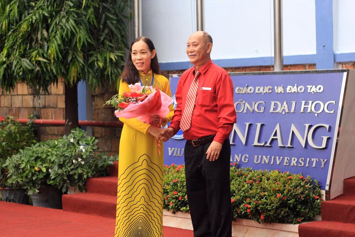 Năm 2016, nhà giáo Bùi Quang Độ chúc mừng nữ Hiệu trưởng đầu tiên của Trường Đại học Văn Lang - Phó giáo sư Trần Thị Mỹ Diệu (ảnh: vanlanguni.edu.vn)