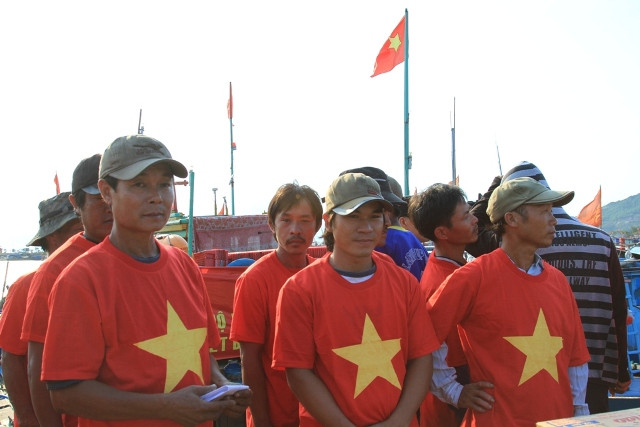 "Được mang chiếc áo in hình lá cờ Tổ quốc ra khơi anh em chúng tôi tự hào lắm. Dù khó khăn, vất vả đến đâu, chúng tôi vẫn bám ngư trường Hoàng Sa. Đó mãi mãi là ngư trường của ngư dân Việt, không ai có thể xâm phạm được...", nhiều ngư dân cho biết trước giờ tiến ra vùng biển Hoàng Sa.