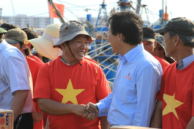 Thuyền trưởng, chủ tàu ĐNa 90350 Nguyễn Văn Điều (SN 1974, trú phường Thuận Phước, quận Hải Châu, Đà Nẵng) rất xúc động khi mang trên mình chiếc áo mang hình lá cờ Tổ quốc: "Mấy chục năm đi biển mà đây là chuyến đi biển mang lại nhiều cảm xúc nhất đối với tôi và các anh em. Chúng tôi hứa ngoài công việc đánh bắt hải sản, sản xuất trên biển, anh em chúng tôi quyết bám ngư trường, cùng với hàng trăm tàu cá khác, hàng ngàn ngư dân khác và lực lượng chức năng bảo vệ chủ quyền....".
