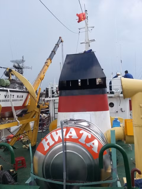 Bình đựng nước bị đâm vỡ đã được thay lại bình mới, chắc chắn...