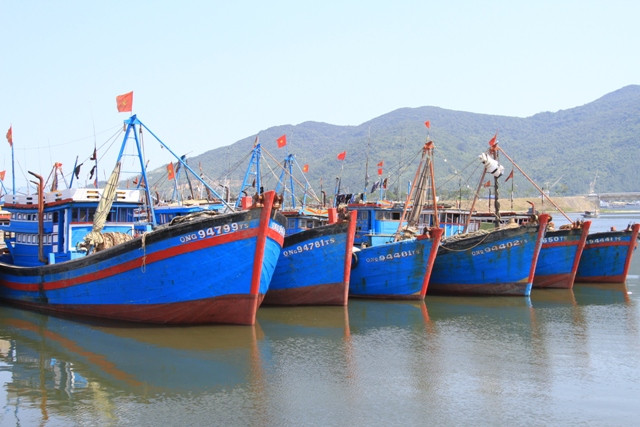 Sáng nay 12/5, tại Âu thuyền Thọ Quang, quận Sơn Trà, Đà Nẵng, nhiều tàu thuyền của ngư dân miền Trung đang neo đậu tại đây hối hả chuẩn bị nhiên liệu, thực phẩm...để chuẩn bị tiến ra biển Hoàng Sa đánh bắt hải sản, góp phần bảo vệ chủ quyền của Tổ quốc.