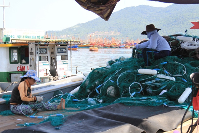 Những người phụ nữ - hậu phương vững chắc của những ngư dân đi biển, cũng ra tàu vá lại lưới cho chồng, anh, em, người thân của mình tiếp tục đi biển.