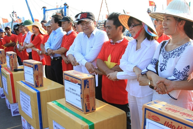 Tất cả nắm chặt tay nhau, rất xúc động trước giờ xuất phát. Cả người đi ra biển lẫn người ở nhà, ai cũng mong biển trời quê hương bình yên và chúng ta đoàn kết lại để bảo vệ chủ quyền.