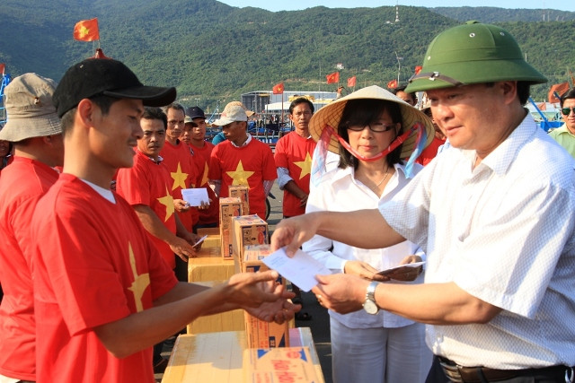 Ngoài tặng quà và áo ra, mỗi tàu ngư dân vươn khơi chiều nay được tặng 5 triệu đồng. Số tiền này do anh em Hội Doanh nghiệp quận Hải Châu quyên góp trao tặng.