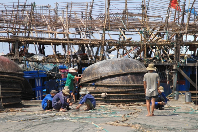Không khí chuẩn bị đi biển của ngư dân tấp nập giữa trời nắng gắt...