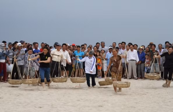 Cuộc thi "Gánh cá" giữa những ngư dân quanh năm bám biển được tổ chức bên bờ biển Công viên Biển Đông thu hút rất nhiều người xem.