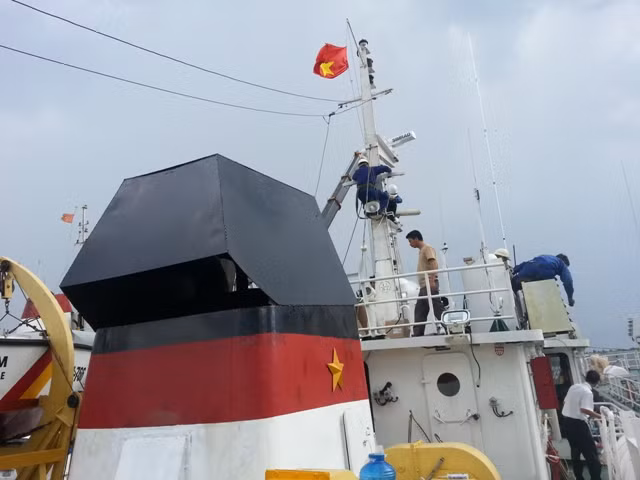 ...đến ống khói được hàn các tấm thép chắn xung quanh để vòi rồng tàu Trung Quốc phun thì không bị nước vào, chống hư hỏng máy móc, thiết bị...