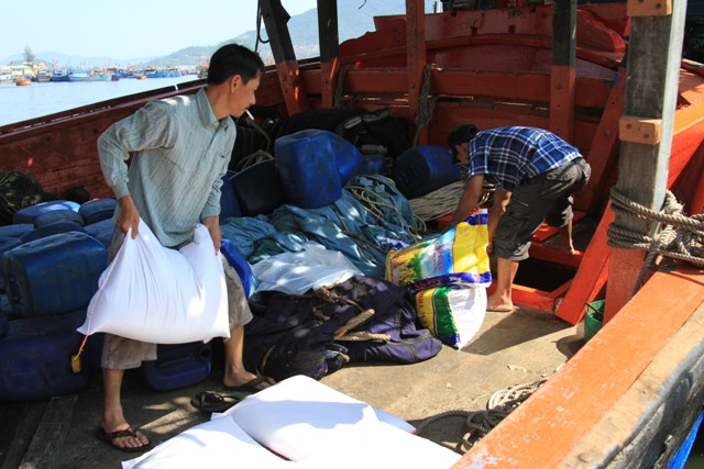 Gạo và thực phẩm được nhanh chóng đưa lên tàu, chờ giờ xuất phát...Theo ông Chơi, khoảng 1 ngày nữa tàu của ông thẳng tiến ra vùng biển Hoàng Sa.