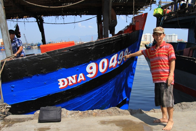 Thuyền trưởng và chủ tàu ĐNA 90499 Trương Công Chơi (SN 1967, trú phường Xuân Hà, quận Thanh Khê, Đà Nẵng) cùng 38 lao động khác đang chuẩn bị những nhu yếu phẩm cần thiết để ra khơi. Theo ông, một chuyến đi biển dài khoảng 2 tháng với tổng chi phí hơn 500 triệu đồng.