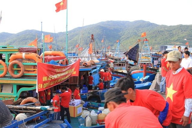 Chiều 15/5, tại cầu cảng số 1, Âu thuyền Thọ Quang, quận Sơn Trà, Đà Nẵng, hơn một trăm ngư dân Đà Nẵng đã được Hội Doanh nghiệp quận Hải Châu tặng quà, tiền mặt và hàng trăm chiếc áo mang hình lá cờ Tổ quốc để tiến ra vùng biển Hoàng Sa đánh bắt hải sản, bảo vệ, khẳng định chủ quyền đất nước.