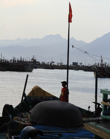 Trời chiều muộn. Những con tàu mang "Tổ quốc" ra khơi...