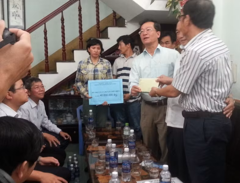 Các cơ quan ban ngành TP Đà Nẵng đến thăm hỏi và động viên, tặng quà cho gia đình chủ tàu cá ĐNa 90152TS vào sáng 27/5. Ảnh H.Q Các cơ quan ban ngành TP Đà Nẵng đến thăm hỏi và động viên, tặng quà cho gia đình chủ tàu cá ĐNa 90152TS vào sáng 27/5. Ảnh H.Q