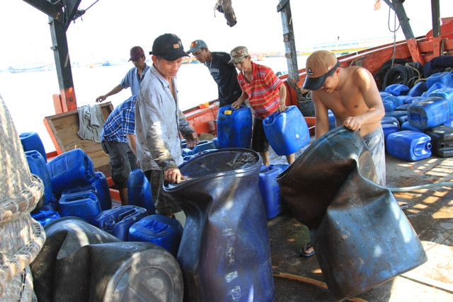 Ông Chơi có thâm niên 25 năm đi biển. Ông cùng các anh em lao động trên tàu đã nhiều lần "đụng độ" với tàu Trung Quốc. Nhưng tất cả các thành viên trên tàu đều không sợ. "Mấy ngày nay tình hình ngoài đó nóng bỏng với việc Trung Quốc đưa giàn khoan trái phép vào vùng biển nước ta, anh em chúng tôi nghe mà "sôi máu". Chuyến đi biển lần này, ngoài đánh bắt hải sản, chúng tôi sẽ góp phần cùng các lực lượng bảo vệ chủ quyền biển đảo Tổ quốc", ông Chơi tâm sự.
