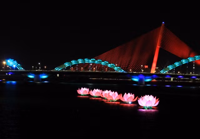 Vào tối 6/5 (8/4 âm lịch), trên sông Hàn đoạn giữa cầu Rồng và cầu Sông Hàn bừng sáng với 7 đóa sen khổng lồ rực rỡ. Vào tối 6/5 (8/4 âm lịch), trên sông Hàn đoạn giữa cầu Rồng và cầu Sông Hàn bừng sáng với 7 đóa sen khổng lồ rực rỡ.