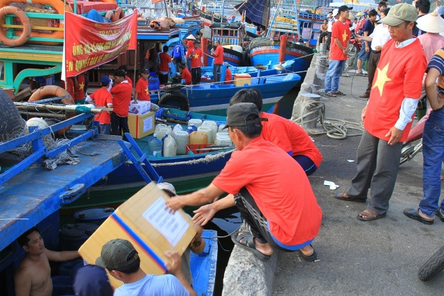 Hối hả chuyển đồ đoàn lên tàu chuẩn bị ra khơi...