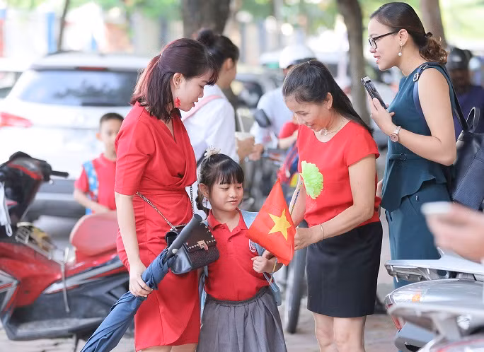 Đa số học sinh mới được bố mẹ cùng đưa đến trường