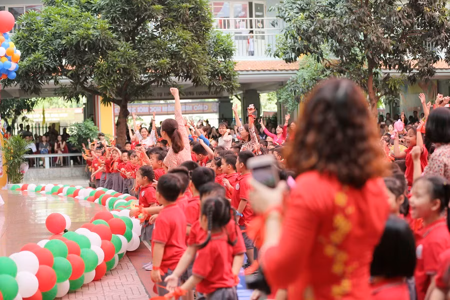 Mỗi khối đều có một dải băng mang màu sắc riêng, tượng trưng cho 5 giá trị của trường: Cảm xúc, Sức khỏe, Kỹ năng, Hội nhập, Kiến thức